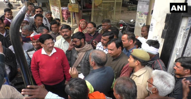 गन्ना किसानों ने अलीगढ़ कलेक्ट्रेट कार्यालय में अधिकारियों से मिलकर गन्ना की खरीद में तेजी लाने की मांग की।