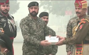 भारत के 73वें गणतंत्र दिवस पर अटारी-वाघा सीमा पर बीएसएफ और पाकिस्तानी रेंजर्स ने मिठाइयों का आदान-प्रदान किया