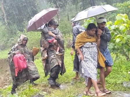 Kerala Floods: Army Personnel Continue Rescue Operations In Flood Hit ...