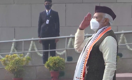 दिल्ली: 73वें गणतंत्र दिवस पर राष्ट्रीय युद्ध स्मारक पर पुष्पांजलि अर्पित करते प्रधानमंत्री नरेंद्र मोदी