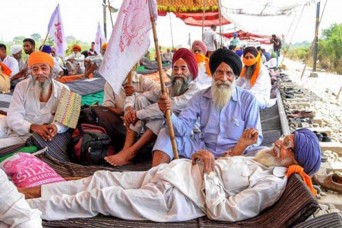 पंजाब में किसानों ने किया रेल ट्रैक जाम, कर रहे हैं ये मांग