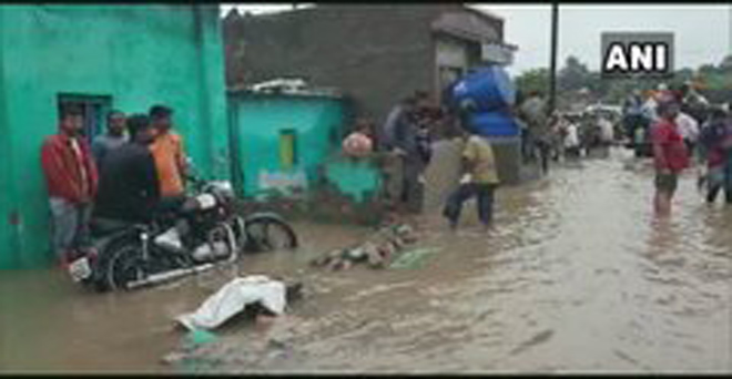 भारी वर्षा से महाराष्ट्र के नासिक, मनमाड और मालेगांव के कई हिस्सों में बाढ़ जैसी स्थिति बनी हुई है