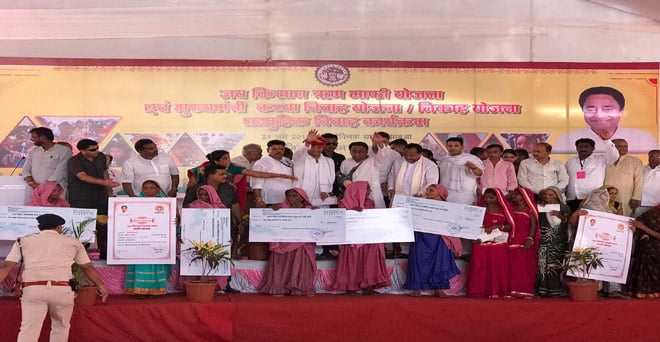 मध्य प्रदेश के मुख्यमंत्री कमल नाथ ने झाबुआ के पॉलिटेक्निक कॉलेज में जय किसान फसल ऋण माफी योजना के हितग्राहियों को प्रमाण पत्र वितरित किए