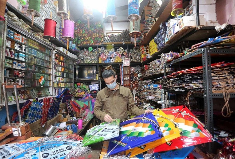 भोपाल में मकर संक्रांति उत्सव से पहले एक दुकानों में सजी रंग बिरंगी पतंगें