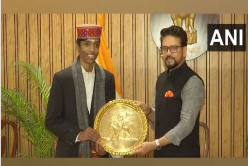 फिडे विश्व कप उपविजेता प्रज्ञानानंदा को खेल मंत्री अनुराग ठाकुर ने किया सम्मानित