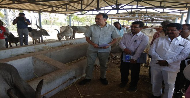 कृषि मंत्रालय के संयुक्त सचिव अभिलक्ष लिखी कर्नाटक के सूखा प्रभावित जिलों में किसानों से जानकारी लेते हुए