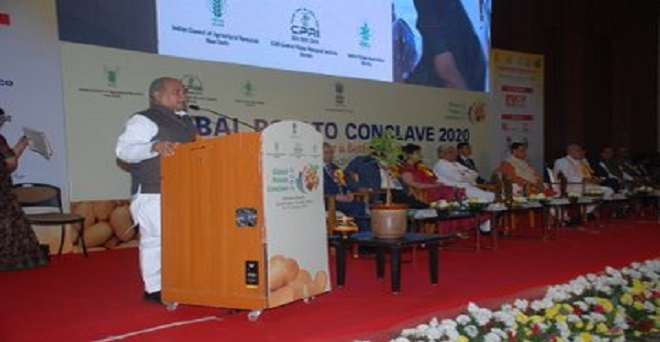 गुजरात में तीन दिवसीय विश्व आलू सम्मेलन-2020 को संबोधित करते हुए केंद्रीय कृषि मंत्री नरेंद्र सिंह तोमर