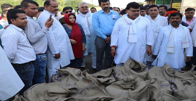 मध्य प्रदेश के खाद्य मंत्री द्वारा कृषि उपज मंडी मुरैना का आकस्मिक निरीक्षण, दो कर्मचारियों के विरुद्ध कठोर कार्रवाई के दिए निर्देश 