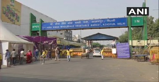 दिल्ली की आजादपुर फल एवं सब्जी मंडी में प्रवेश करने से पहले लोगों की मेडिकल जांच की जा रही है, मंडी में अभी तक 16 कोरोना वायरस पॉजिटिव केस सामने आ चुके है।