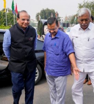 दिल्ली सरकार अपनी राह में डाली जाने वाली विभिन्न बाधाओं से पार पा रही : केजरीवाल