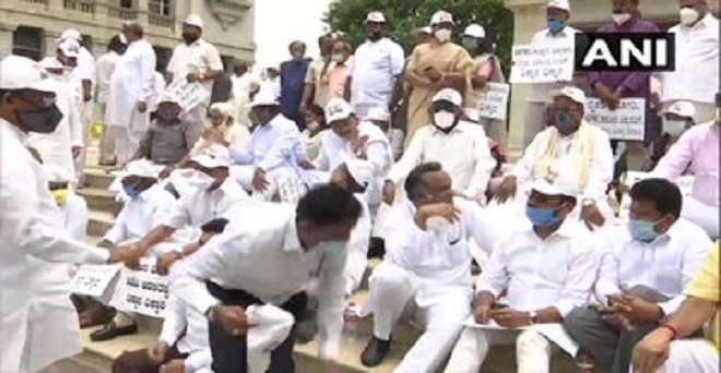 कर्नाटक के बेंगलुरु में कांग्रेस नेताओं ने विधानसभा के परिसर में एपीएमसी अधिनियम में संशोधन के खिलाफ राज्य सरकार के खिलाफ विरोध प्रदर्शन किया