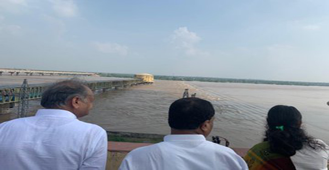 राजस्थान के मुख्यमंत्री अधिकारियों संग सागर पाड़ा, धौलपुर में चंबल नदी में जल प्रवाह के स्तर का जायजा लेते हुए