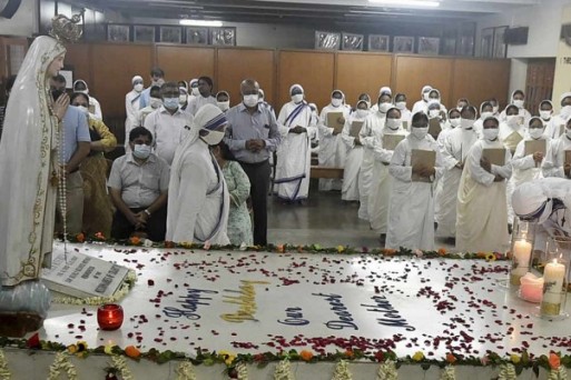 Superior General Of Missionaries Of Charity Sister Prema Offers Prayer On The Tomb Of Mother Teresa Outlook Hindi