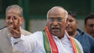 लोकतंत्र को बचाने के लिए एकजुट हों और 'तानाशाही' सरकार को उखाड़ फेंकें: कांग्रेस नेताओं से खड़गे