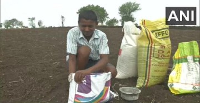 कर्नाटक के कलबुर्गी जिले में किसानों ने खरीफ की फसलों कपास और अरहर की बुवाई शुरू कर दी है, क्योंकि पूरे राज्यों को 23 जून ​तक मानसून ने कवर कर लिया है