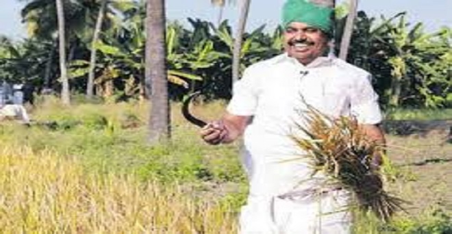किसानी करते दिखे तमिलनाडु के मुख्यमंत्री के पलानीस्वामी, उपराष्ट्रपति ने फोटो ट्वीट कर की तारीफ