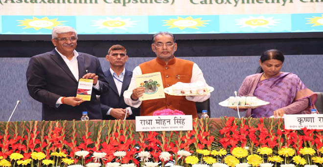 नई दिल्ली में भारतीय कृषि अनुसंधान परिषद (आईसीएआर) के 90वीं वार्षिक आम बैठक में केंद्रीय कृषि मंत्री राधामोहन सिंह के साथ केंद्रीय कृषि राज्य मंत्री।