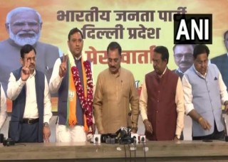दिल्ली में 'आप' को बड़ा झटका, बवाना से पार्षद पवन सहरावत भाजपा में शामिल
