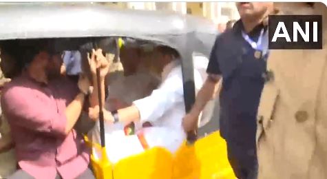 तेलंगाना चुनाव: हैदराबाद में ऑटो रिक्शा में सवार हुए राहुल गांधी, ड्राइवरों से की बात