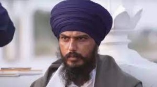 अमृतपाल सिंह: पुलिस ने किया कार का पीछा, होशियारपुर गांव में बड़े पैमाने पर ली गई तलाशी