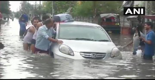 बिहार में बेमौसम की भारी बारिश के बाद पटना शहर में कई इलाकों में पानी भर गया
