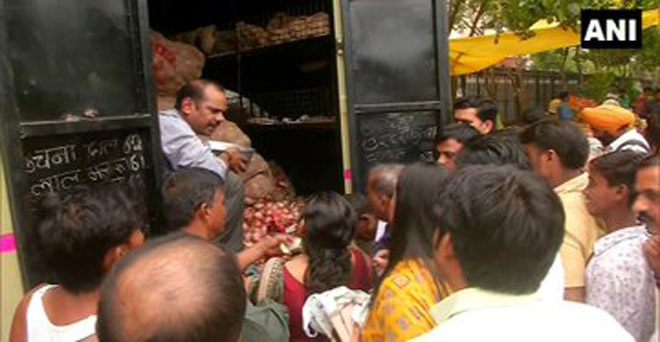  दिल्ली सरकार द्वारा 22 रुपये प्रति किलो बिकने वाले प्याज को खरीदने के लिए लोगों की भीड़