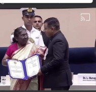 नई दिल्ली में राष्ट्रपति से पुरुस्कार लेते महानिदेशक सूचना बंशीधर तिवारी
