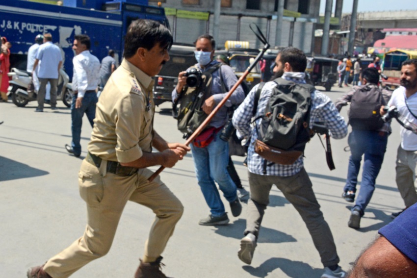 जम्मू-कश्मीरः पुलिस ने मुहर्रम के जुलूस को कवर करने वाले पत्रकारों की पिटाई की, राजनीतिज्ञों ने की निंदा