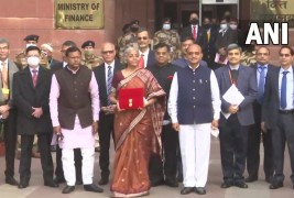 दिल्ली: पारंपरिक 'बहि खाता' के बजाय टैब के माध्यम से संसद में बजट पेश करने के लिए वित्त मंत्रालय से रवाना होतीं केंद्रीय वित्त मंत्री निर्मला सीतारमण