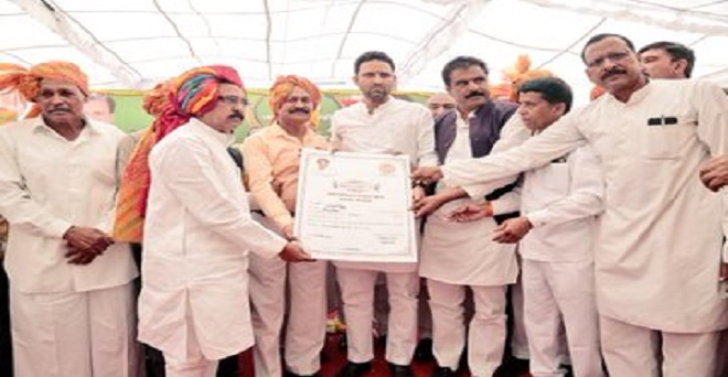 मध्य प्रदेश के कृषि मंत्री सचिन यादव ने आज उज्जैन जिले के घट्टिया में जय किसान फसल ऋण माफी कार्यक्रम में शामिल होकर पात्र किसानों को ऋण माफी प्रमाण पत्र और सम्मान पत्र वितरित किये 