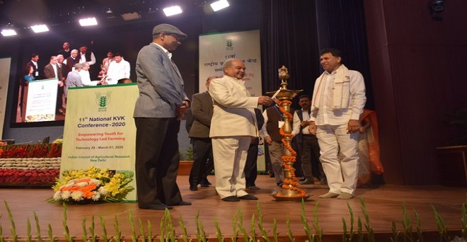 प्रौद्योगिकी आधारित खेती हेतु युवाओं का सशक्तिकरण विषय पर भारतीय कृषि अनुसंधान परिषद द्वारा आयोजित 11वां राष्ट्रीय कृषि विज्ञान केंद्र सम्मलेन 2020 का दीप प्रज्वलित कर शुभारम्भ करते हुए केंद्रीय कृषि मंत्री