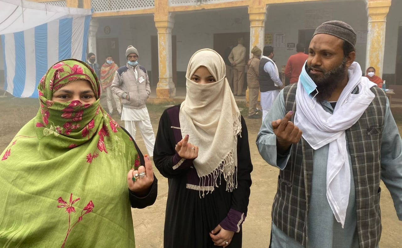 यूपी चुनाव: कैराना के मतदान केंद्र पर वोट डालने के बाद एक परिवार