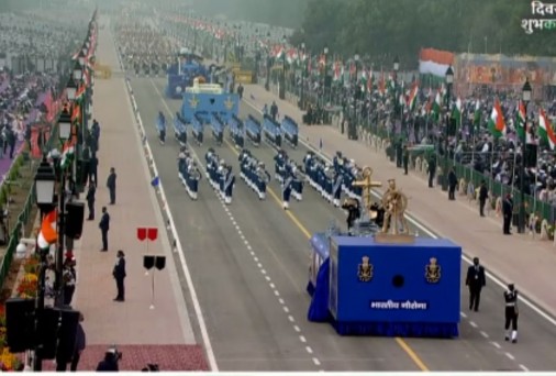 गणतंत्र दिवस के अवसर पर राजपथ की परेड में प्रदर्शन दिखाती भारतीय नौसेना की झांकी