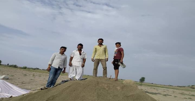 राजस्थान के जैसलमेर में मंडियां बंद होने के कारण किसान खुले में फसल रखने को मजबूर हैं