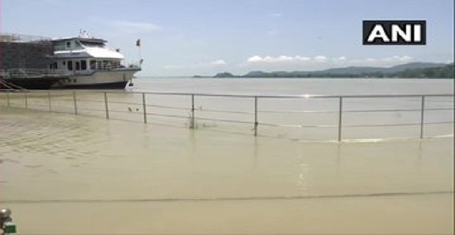 असम में हो रही भारी वर्षा के बाद गुवाहाटी में ब्रह्मपुत्र नदी का जल स्तर बढ़ गया है
