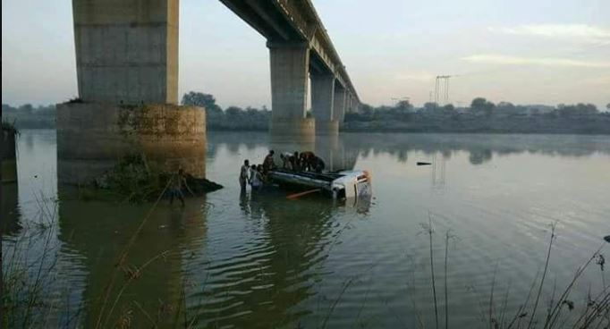 राजस्थान बस हादसा: बनास नदी के 100 मीटर ऊंचे पुल से गिरी बस, 32 की मौत