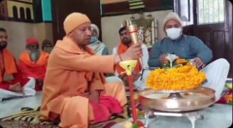अपने नामांकन से पहले गोरखपुर के गोरखनाथ मंदिर में हवन पूजन करते मुख्यमंत्री योगी आदित्यनाथ