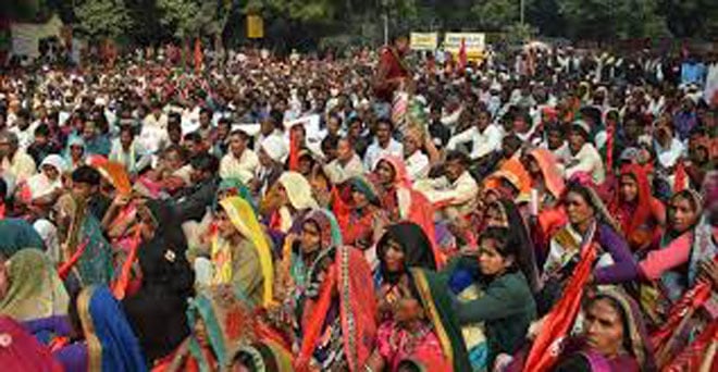 आदिवासियों के आंदोलन में बड़ी संख्या में महिलाओं ने भाग लिया, इनकी मांग है कि सरकार वन अधिकार अधिनियम 2006 को सही ढंग से लागू करे