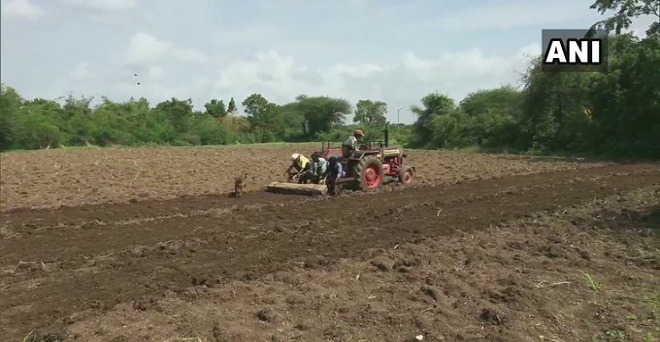 महाराष्ट्र के नासिक खरीफ की फसलों की बुआई चल रही है, जिला कृषि अधीक्षक संजीव पडवाल के अनुसार खरीफ फसलों की बुआई का लगभग 45 फीसदी काम पूरा हो चुका है