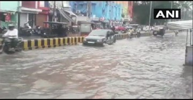 उत्तर प्रदेश के प्रयागराज में आज हुई बारिश के बाद सड़क पर जलभराव हो गया