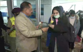 दिल्ली हवाई अड्डे पर यूक्रेन से लौट रहे भारतीयों का स्वागत करते केंद्रीय मंत्री डॉ. जितेंद्र सिंह