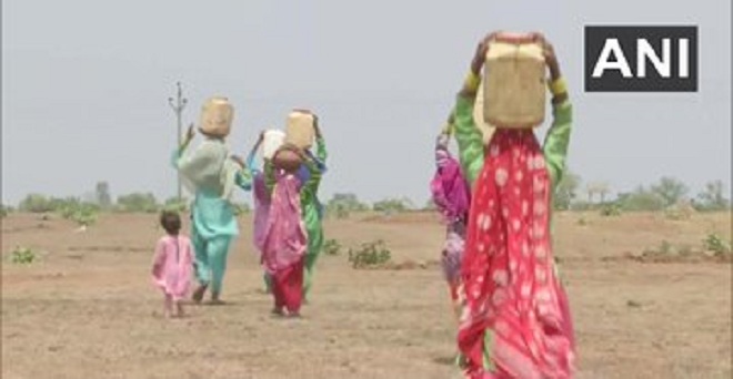 मध्य प्रदेश के सीहोर के पाटनी गांव के स्थानीय लोग पानी लाने के लिए रोजाना कम से कम 2 किलोमीटर की यात्रा करते हैं। ग्रामीण कहते हैं कि हमारे गाँव में पानी नहीं है तथा बढ़ती गर्मी हमारे जीवन को मुश्किल बना रही है
