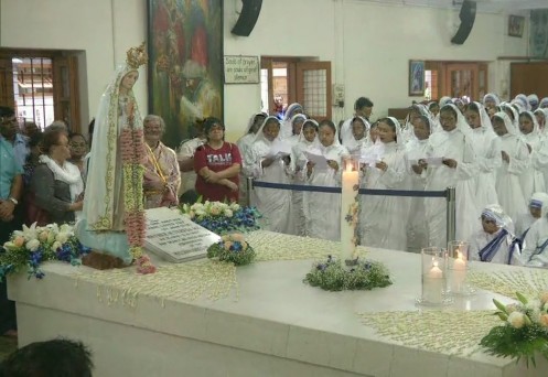 Prayers Being Offered In Memory Of Mother Teresa On Her Death Anniversary At The Mother House Of The Missionaries Of Charity Outlook Hindi