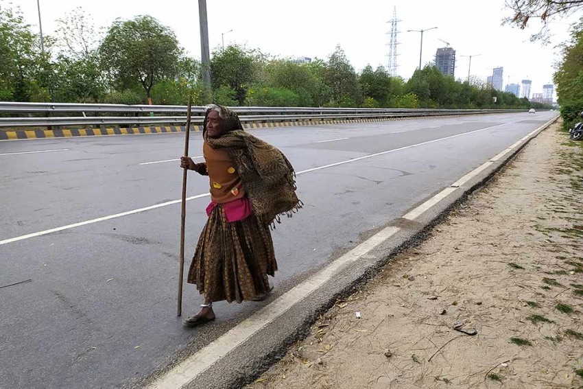 लॉकडाउन में 90 साल की महिला 400 किमी दूर अपने घर जाने की मजबूर, दिल्ली में रेड लाइट पर बेचती हैं खिलौना