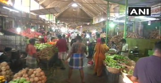 कोरोना वायरस के कारण देशभर में चल रहे लॉकडाउन के बीच तमिलनाडु स्थित चेन्नई के कोयम्बेडु थोक बाजार में खरीददारी करते लोग