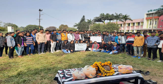 कृषि महाविद्यालय इंदौर के विद्यार्थियों ने किसान दिवस मनाया, साथ ही किसानों के मूद्दो पर चर्चा भी की