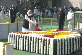 महात्मा गांधी की 74वीं पुण्यतिथि पर राजघाट में उन्हें श्रद्धांजलि देते प्रधानमंत्री नरेंद्र मोदी