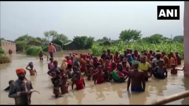 बिहार के लखीसराय से होकर बहने वाली गंगा नदी का जल स्तर बढ़ने से 6 से अधिक गांवों में सैकड़ों घरों में पानी घुस गया है, फसलें नष्ट हो गई हैं।