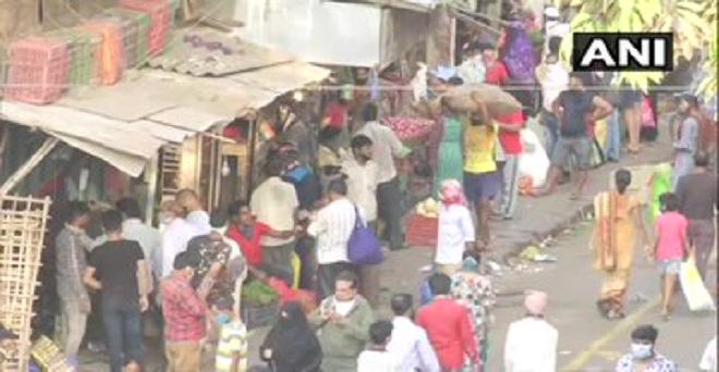 कोरोना वायरस के कारण देशभर में चल रहे लॉकडाउन के बीच मुंबई कके बाइकुला सब्जी बाजार में खरीददारी करते लोग