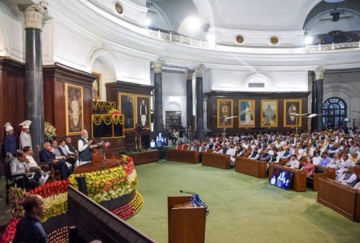 राजनीति में महिलाओं के लिए लड़ने के अवसर: सरकार ने महिला आरक्षण विधेयक किया पेश, नए संसद भवन का यह पहला बिल